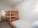 Bedroom with Bunk Beds and 1 Twin